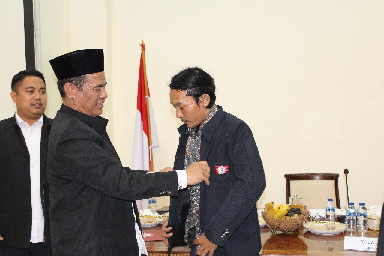 Ketua KKSS, Andi Amran Sulaiman Pakaikan Jas ke Pemuda Berprestasi ,Agam Rinjani  