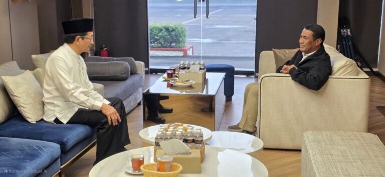 Menteri Pertanian Andi Amran Sulaiman (kanan) dan Menteri Agama Nasaruddin Umar private VIP Lounge Bandara Halim Perdanakusumah, Jakarta, Sabtu (12/4/2025). Foto: uca