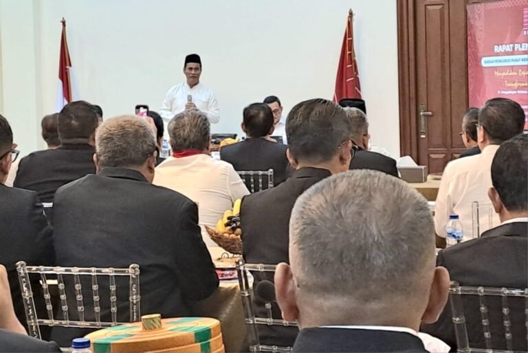 Ketua Umum BPP KKSS Andi Amran Sulaiman memimpin rapat Pleno I , di kediamannya di kawasan Kalibata, Jakarta Selatan, Sabtu pagi (26/7/2025).