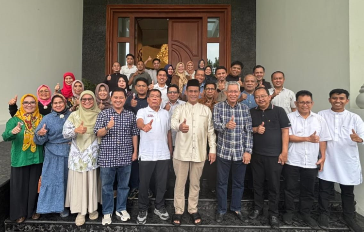 MENTERI Pertanian Andi Amran Sulaiman bersama panitia pengkuhan Pengurus Pusat Kerukunan Keluarga Sulawesi Selatan (BPP KKSS) di Hotel JS Luansa, Jakarta, Minggu (22/6/2025)