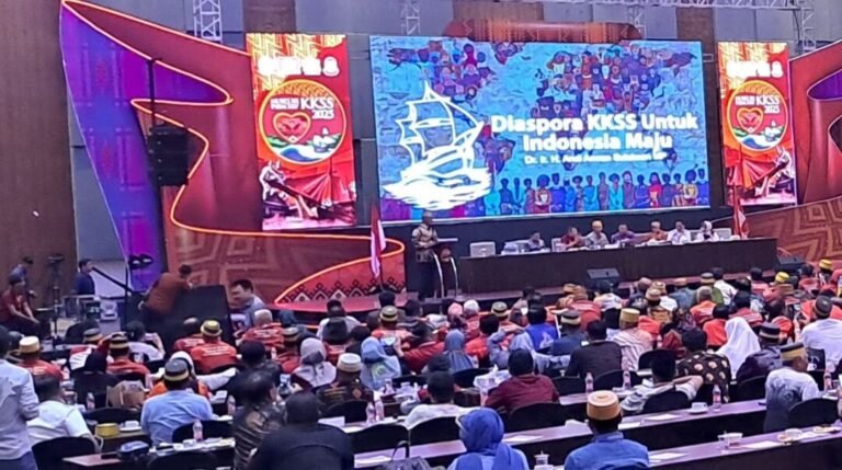 Suasana Mubes KKSS dan Pertemuan Saudagar Bugis Makassar saat Mentan Andi Amran Sulaiman berada di podium, Jumat, 11 April 2025. Foto: ST