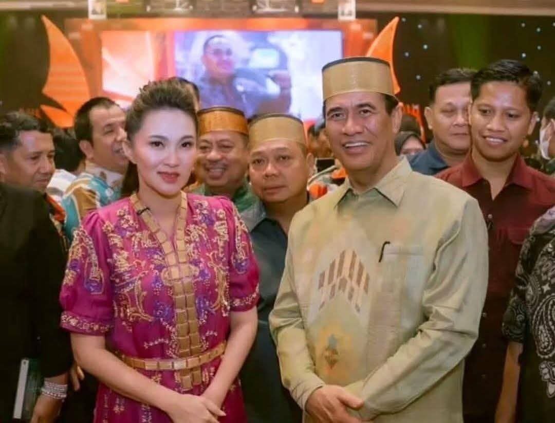 Gubernur Maluku Utara Sherly Tjoanda bersama Ketua Umum Kerukunan Keluarga Sulawesi Selatan (KKSS) pada HUT KKSS ke-49 di Makassar, Sabtu, 15 November 2025. Foto: istimewa.